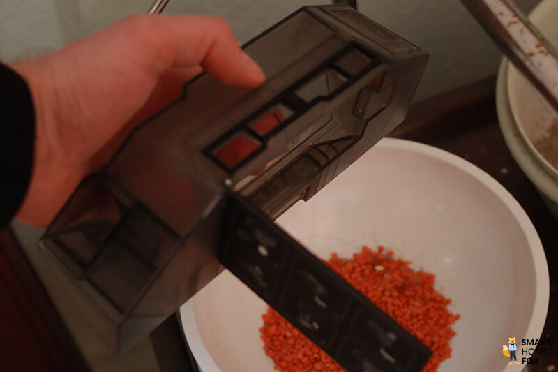 Der mobile Staubbehälter des Dreame X40 Ultra wirtd ausgeleert.